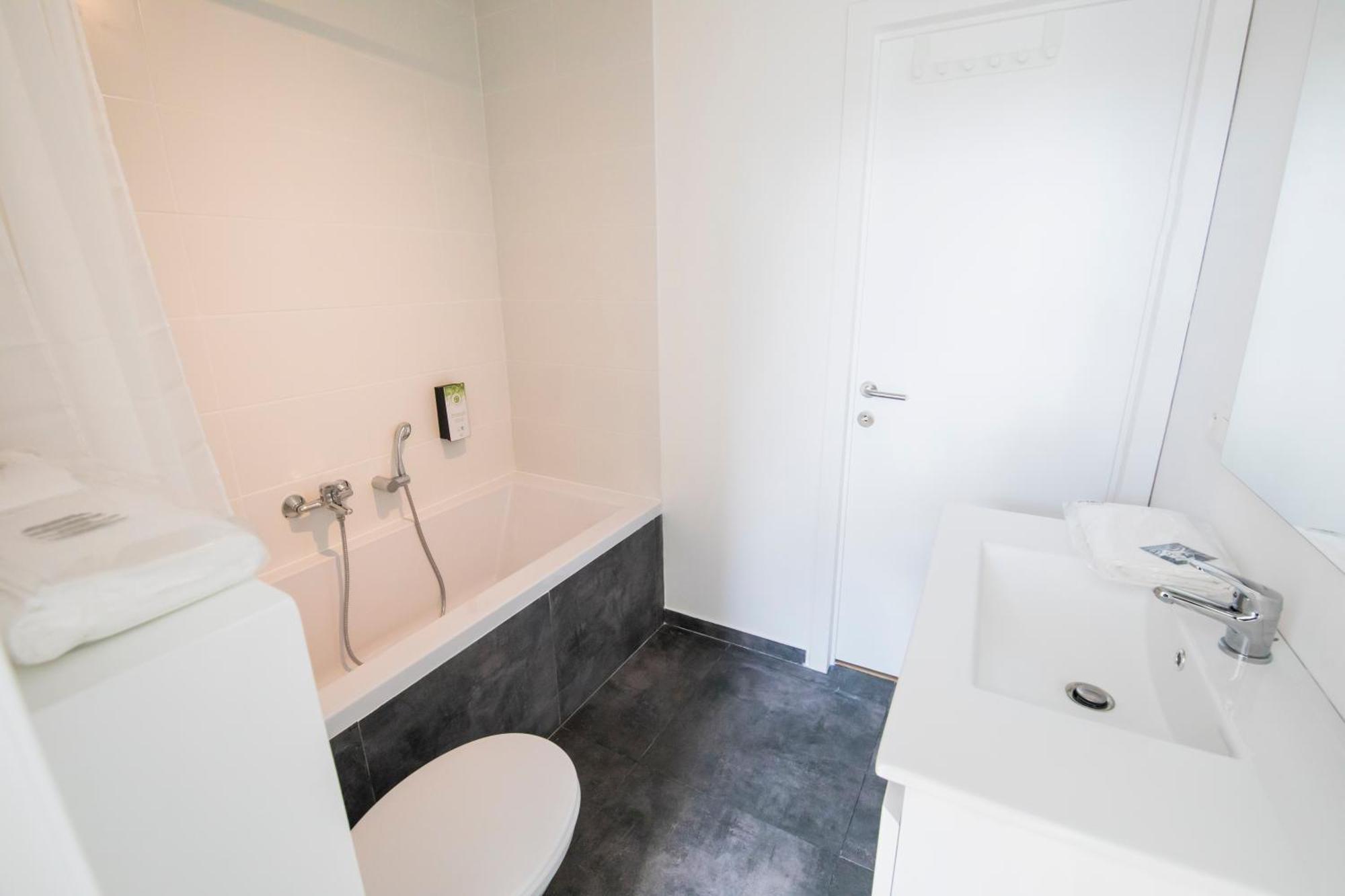 Travelease - Midi Bed and Breakfast Anderlecht Buitenkant foto